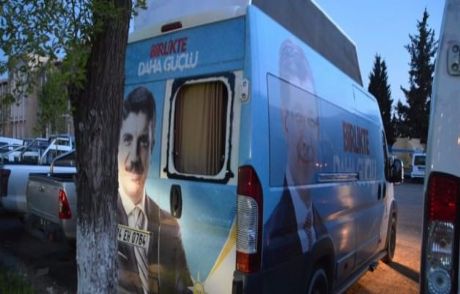 Ak Parti Seçim Minibüsüne Saldırı