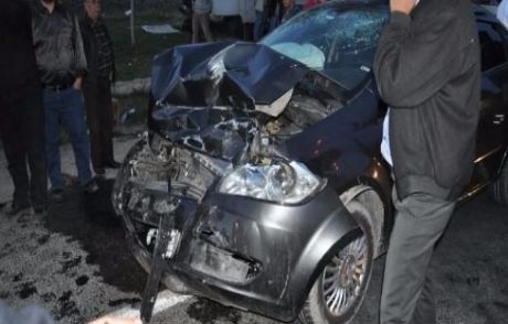 Kavşakta 2 Otomobil Çarpıştı