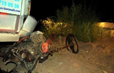 Otomobille Kamyonet Çarpıştı