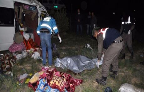 İşçileri Taşıyan Minibüs Devrildi