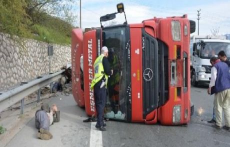 Virajda Kontroldan Çıkan Tır, Yan Yattı