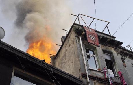 Tarlabaşı'ndaki Yangın Mahalleliyi Sokağa Döktü