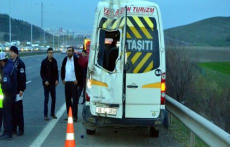 Servis Aracı Kamyonete Çarptı