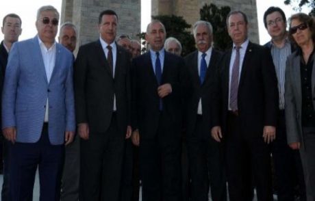 Tekin, Davutoğlu'nun Projelerini Eleştirdi