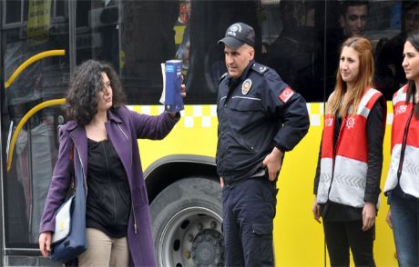 Kitapla Eylem Yapan Kadın, Gözaltına Alındı