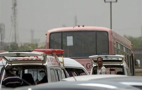 Pakistan'da Otobüse Silahlı Saldırı