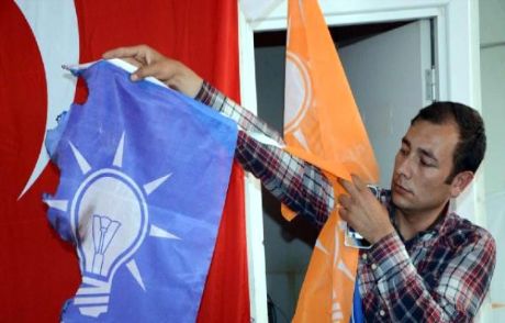 Ülkücüler Ak Parti Seçim Bürosunu Bastı