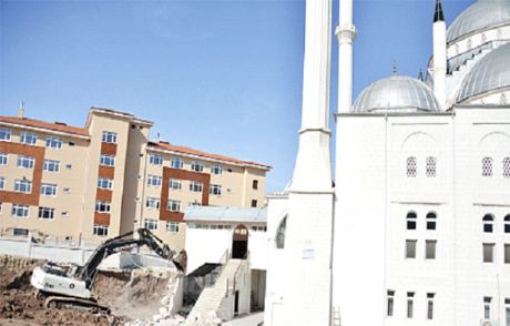 Akp'li Belediye Cami Duvarını Yıktı