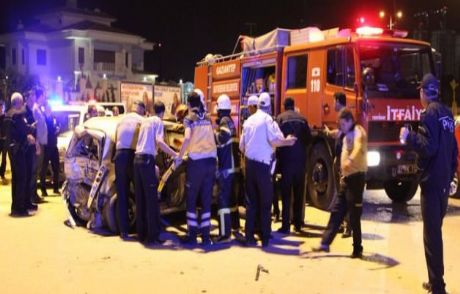 Lüks Cip Kavşaktaki Otomobile Çarptı