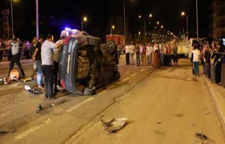 Otomobil İle Kamyonet Çarpıştı