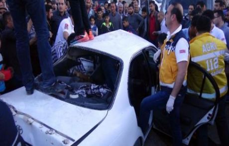 Kavşakta Minibüs İle Otomobil Çarpıştı