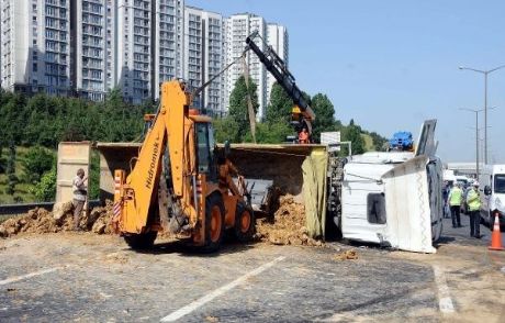Tem'de Kamyon Devrildi Trafik Felç Oldu