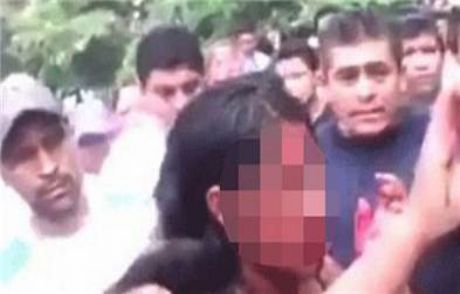 Kızı Sokak Ortasında Linç Edip, Yaktılar