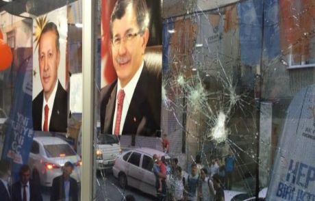 Ak Parti Seçim İrtibat Bürosu'na Taşlı Saldırı