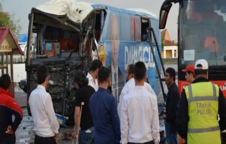Ak Parti Seçim Otobüsü Kaza Yaptı