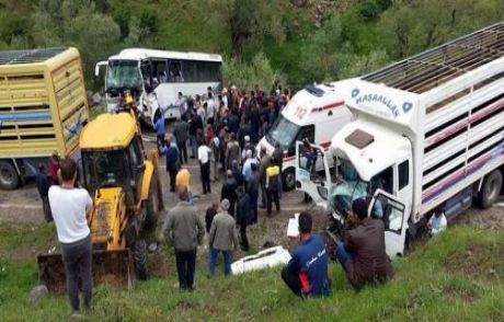 Midibüs Kamyonla Çarpıştı