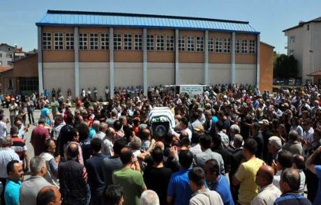 Öldürülen Öğretmen İçin Okulda Hüzünlü Tören