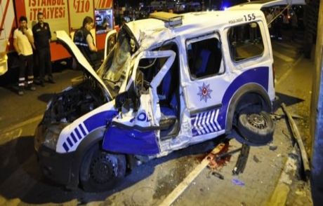 Polis Aracı Kaza Yaptı