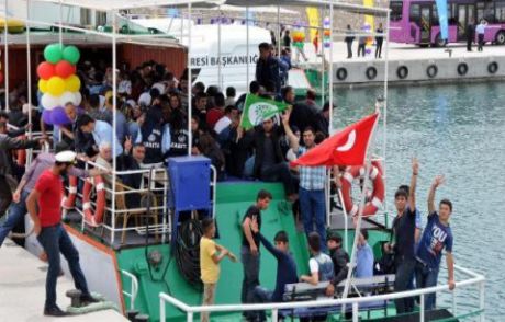 Deniz Otobüsüne Türk Bayrağı Ve Hdp Bayrağı
