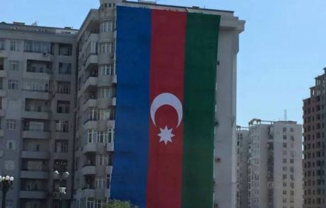 Azerbaycan'da Devletin Bayrağına Saygısızlık