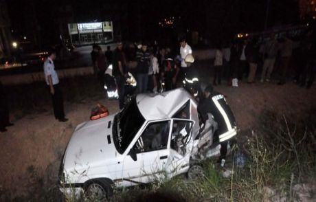 Otomobil Önündeki Araca Çarptı