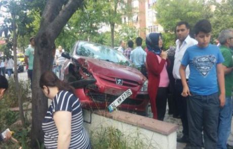 Kaldırımdaki Yayaların Arasına Daldı