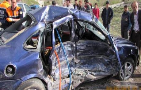 Minibüs İle Otomobil Çarpıştı