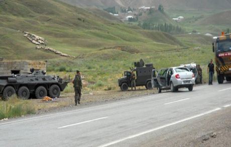 Başkale'de Ak Partililere Saldırı
