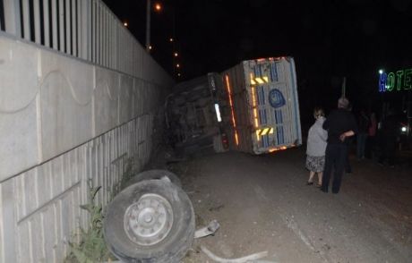 Freni Patlayan Kamyon Devrildi