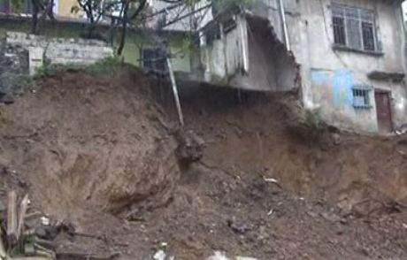 Yoğun Yağmur Nedeniyle İstinat Duvarı Çöktü