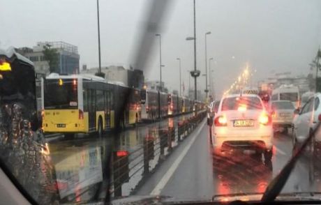 Yağmur Sonrası Kazalar İstanbul'u Kilitledi
