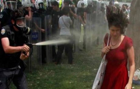 Polise Şok 'kırmızılı Kadın' Cezası