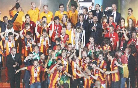 Şampiyon Kupasını Kaldırdı