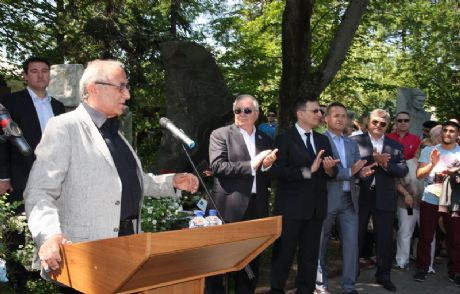 Nazım Hikmet Mezarı Başında Anıldı