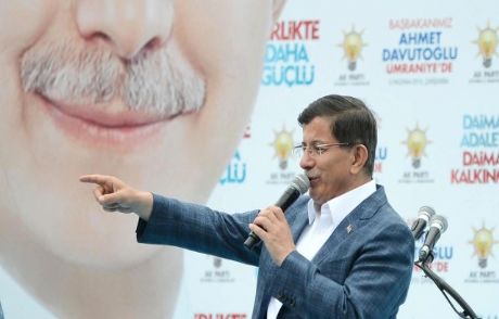 Davutoğlu Konuşurken Chp'li Gençler Pankart Açtı