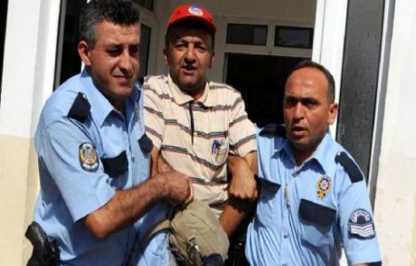 Davutoğlu Afişinin Yırtılmasına 1 Gözaltı