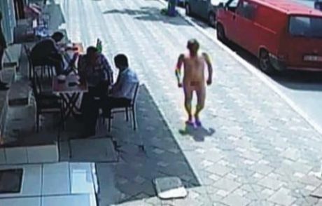 Zihinsel Engelli Çıplağa Esnaf Dayağı