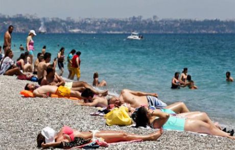 Antalya Sahilleri Turistlerle Dolup Taştı