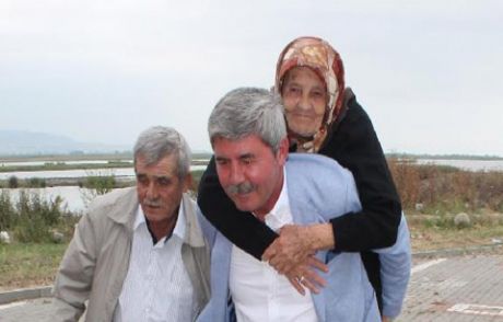 Chp'li Havutça Annesini Sırtında Taşıdı