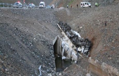 Erzincan'da Tır Sürücüsü Ölüme Uçtu