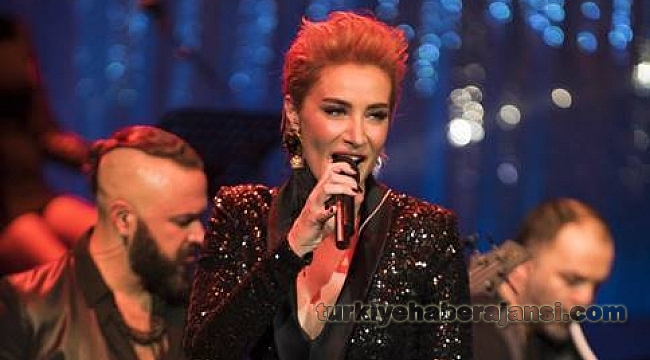 Sıla 10. Sanat Yılını Sahnede Kutladı