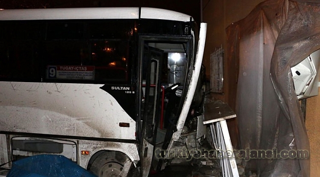 Kontrolden Çıkan Halk Otobüsü Eve Girdi