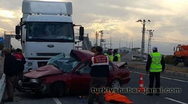 Malatya'da Kamyon Otomobile Çarptı: 2 Ölü