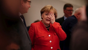 Merkel İstifayı Gündeme Getirdi