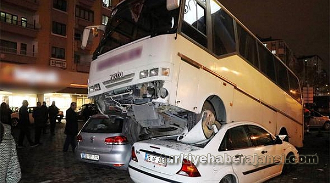 Minibüs İki Aracı Ezdi!