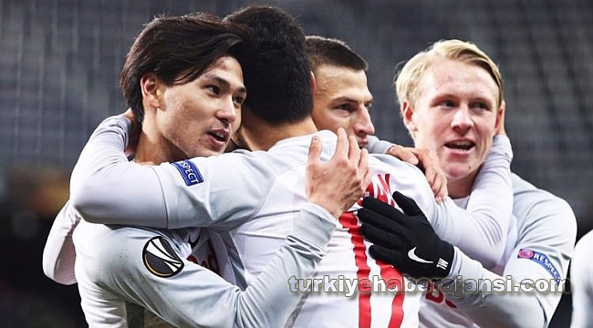 Salzburg 3 Golle Turladı!