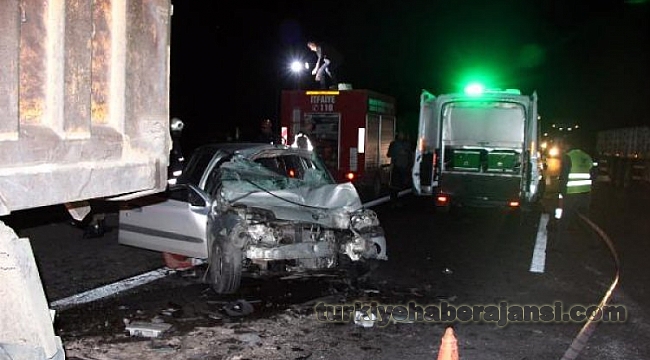Şanlıurfa'da Otomobil, Kamyona Çarptı: 2 Ölü