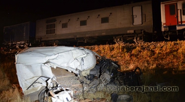 Tren, Tavuk Yüklü Minibüse Çarptı