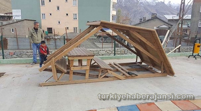 Hakkari'de Yeni Kurulan Parklara Saldırı