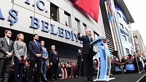 Kılıçdaroğlu Beşiktaş Belediyesi Önünde Açıklama Yaptı